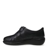 Zapato casual de cuero negro con cierre de doble tira de velcro, diseñado para brindar comodidad y soporte, con suela ergonómica y costuras reforzadas.