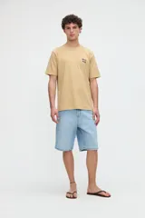 Remera marrón de manga corta con calce relajado, confeccionada en jersey de algodón pesado. Presenta una pequeña estampa con texto en el pecho y un diseño estampado en la espalda.