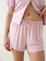 Short para dormir de corte fluido, confeccionado en viscosa suave y liviana. Cuenta con cintura elastizada y cordón ajustable satinado a tono.