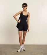 Enterito deportivo azul con escote cuadrado y breteles anchos.