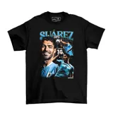 Remera negra de algodón con estampado gráfico de estilo vintage que presenta múltiples imágenes del futbolista Luis Suárez con la camiseta de la selección uruguaya.