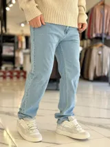 Pantalón de jean de corte recto y tiro mid, en color celeste clásico con efecto lavado.