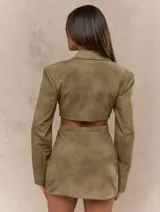 Vestido corto color marrón con corte tipo blazer, solapas y aberturas en la cintura.