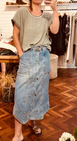 Remera verde de algodón con detalle de galones aplicados en el cuello.