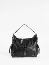 Cartera tipo hobo de cuero vegano color negro, con tapa frontal, cierre de hebilla y bolsillos laterales con cierre.