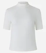 Blusa de corte regular confeccionada en tejido de rib acanalado color naranja. Presenta cuello alto y mangas cortas.