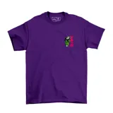 Remera de algodón color violeta, con cuello redondo y mangas cortas. Presenta un pequeño estampado en el pecho que muestra al personaje Cell de Dragon Ball junto a texto en japonés.