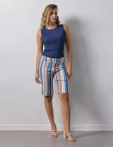 Bermuda a la rodilla con estampado de rayas verticales azules y blancas, pretina ancha elastizada.
