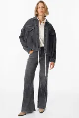 Jean de corte recto y tiro alto, con acabado lavado en tono gris oscuro. Presenta cierre frontal con botón y cremallera, además de bolsillos laterales y traseros.