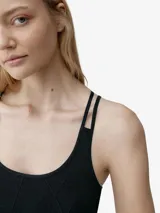 Monohid y enterito deportivo negro de activewear con diseño sin costuras, escote redondo y tirantes dobles finos, ajustado al cuerpo con short corto.