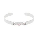 Brazalete abierto de plata 925 con tres piedras de cuarzo rosado ovaladas, ajustable a la muñeca.