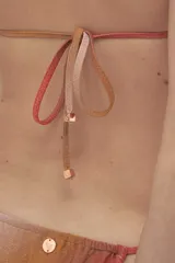 Bikini de tiras con cobertura media, color naranja con degradado a beige. Se ajusta de adelante y de atrás para regular la cobertura.