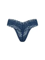 Tanga de encaje tiro bajo con ribete festoneado.