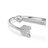 Brazalete rígido con baño de rodio en forma de flecha de Cupido, adornado con cristales transparentes y cierre de bisagra.