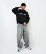 Buzo con capucha de algodón con forro polar, diseño de manga larga con puños y bajo elásticos, y bolsillo tipo canguro. Presenta un estampado gráfico en la espalda con la imagen de Snoop Dogg y lettering estilo gótico.