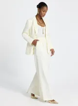 Pantalón de lino color amarillo claro, de corte recto y tiro alto.