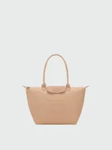 Bolso tote grande Le Pliage One de Longchamp, color negro, con asas superiores y solapa de cierre con botón a presión.