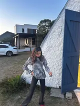 Blusa de manga larga con cuello alto y fruncido en el torso y puños. Estampado a cuadros vichy en tonos marrón y blanco.