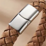 Pulsera de diseño trenzado en color marrón claro, con cierre magnético de acero inoxidable pulido.