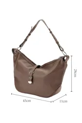 Cartera tipo bolso hobo de cuero sintético negro con textura granulada, asa de hombro ajustable y detalle de tira frontal con hebilla metálica plateada. Cierre superior con cremallera.