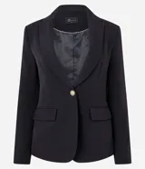 Blazer de sastrería en crepé color negro, con cuello solapa, cierre frontal de un solo botón dorado y bolsillos laterales con solapa.