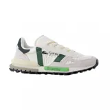 Championes Lacoste modelo Elite Active, de diseño deportivo y urbano. Presentan una combinación de colores blanco, verde y gris, con detalles de gamuza y paneles de nylon. Incluyen el logo de la marca en el lateral, coordenadas impresas en la entresuela y una suela con relieve marcado.