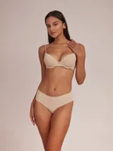 Soutien básico armado de microfibra color nude, con breteles ajustables y cierre trasero.