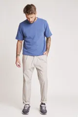 Pantalón de corte recto y estilo sastrero, color beige, con pinzas en la cintura y bolsillos laterales.