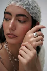 Anillo de plata 950 con diseño escultural de líneas fluidas y dos volúmenes bombé.
