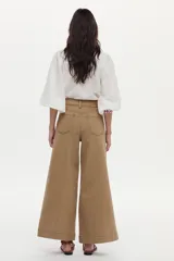 Jean wide leg de tiro alto color tostado, con diseño de perneras anchas y costuras decorativas frontales.
