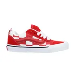 Championes Vans modelo Knu Skool, con diseño de tablero de ajedrez en rojo y blanco, caracterizados por su silueta abullonada, lengüeta acolchada y suela de goma blanca.
