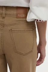 Jean wide leg de tiro alto color tostado, con diseño de perneras anchas y costuras decorativas frontales.