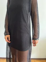 Vestido largo negro de red con mangas largas y cuello redondo. Incluye un vestido corto negro debajo.