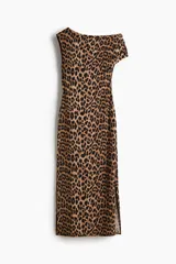 Vestido midi entallado de punto elástico con estampado de leopardo. Presenta un diseño asimétrico de un solo hombro con un bretel ancho y detalle de fruncido en la manga. Incluye tajos laterales en el ruedo.