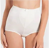 Bombacha modeladora tiro alto color blanco, confeccionada en tela con fibra LYCRA®. Reforzada con pieza de tela de faja en centro abdominal, con frunce efecto levantacola y fundillo en algodón 100%.