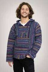 Buzo con capucha y bolsillo tipo canguro, confeccionado en tejido multicolor a rayas verticales.