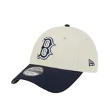 Gorra New Era modelo 9FORTY de los Boston Red Sox, con diseño bicolor en beige y visera curva en azul marino. Cuenta con el logotipo bordado en relieve en el frente y el logo de la marca en el lateral.