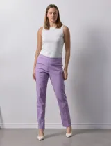 Pantalón celeste en gabardina elastizada marca Zac & Rachel. Pretina ancha con faja interna modeladora. Largo de pierna con costura frontal pespunteada. Trasera con bolsillos ojal simulados.