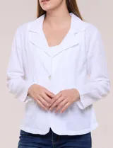 Blazer de lino, rayón y algodón color blanco, de silueta semi holgada y estructura relajada. Cuenta con cuello solapa, escote en V profundo, cierre frontal con un único botón central y mangas largas. Incluye bolsillos simulados con solapa en broderie calado.
