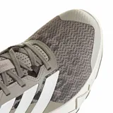 Championes deportivos Adidas Rapidmove Go Trainer, con diseño en tonos beige y gris con estampado animal print. Presentan las icónicas tres tiras laterales en color blanco, suela de goma con diseño geométrico y refuerzos en la puntera.
