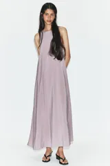 Vestido midi de corte fluido y diseño minimalista, con cuello redondo y mangas sisa. Presenta una abertura en la espalda con cierre y lazada ajustable.