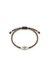 Pulsera de cordón marrón ajustable con dije central en forma de ojo de metal plateado y piedra central verde.