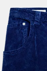 Pantalón de tiro medio confeccionado en pana color azul, de corte baggy con pierna ancha, estilo clásico de cinco bolsillos y cierre frontal con cremallera y botón metálico.
