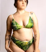 Pantie de algodón color negro con borde de puntilla blanca.