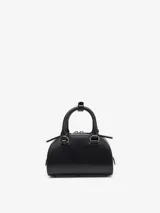 Minibolso estilo bowling color negro, confeccionado en cuero vacuno con forma curva y el logotipo de la D ovalada grabado en la parte delantera. Cuenta con doble asa superior y cierre de cremallera bidireccional.