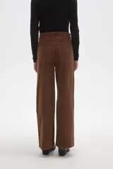 Pantalon de pana color verde oliva, de corte recto y tiro medio, con bolsillos laterales y cierre frontal.
