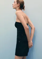 Short de denim negro de tiro alto, con cinco bolsillos, trabillas para cinto y cierre frontal con cremallera y botón.