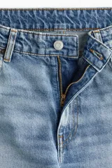 Jeans baggy de denim rígido en color azul claro con efecto deslavado, corte holgado de tiro medio y pernera recta.