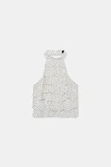 Top halter marrón de georgette con múltiples volantes horizontales en cascada, espalda descubierta con lazo y botones en el cuello.