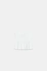 Top negro ajustado al cuerpo con escote recto y tirantes finos. Presenta un bajo con corte peplum.